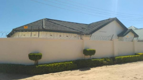 Cozy Retreat in Lusaka -Self Catering Holiday Home Meanwood Ndeke Near KKIA